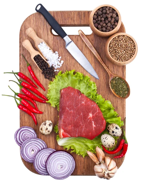 Kulinářské pozadí s čerstvou zeleninou na prkénku — Stock fotografie