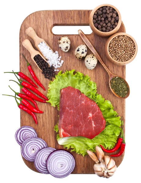 Culinaire achtergrond met verse groenten op snijplank — Stockfoto