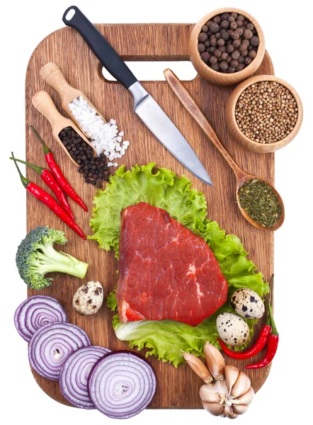Fondo culinario con verduras frescas en la tabla de cortar — Foto de Stock
