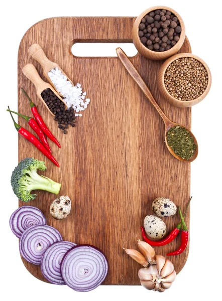 Kulinarischer Hintergrund mit frischem Gemüse am Schneidebrett — Stockfoto