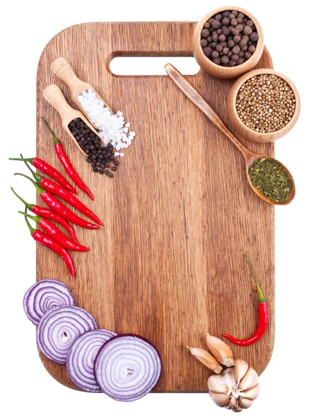 Fondo culinario con verduras frescas en la tabla de cortar —  Fotos de Stock