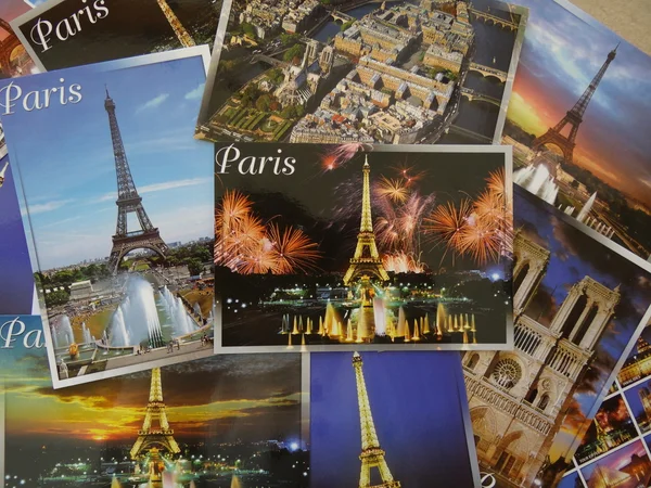 Ein Haufen Postkarten von Paris — Stockfoto