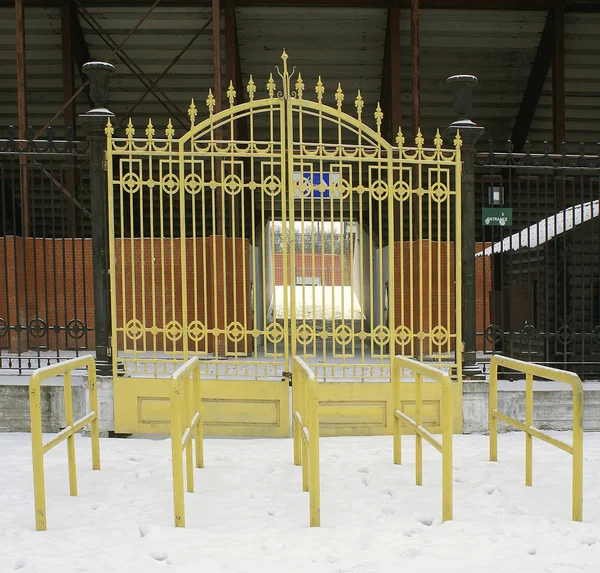 Yellow iron gate. — Stock Photo, Image