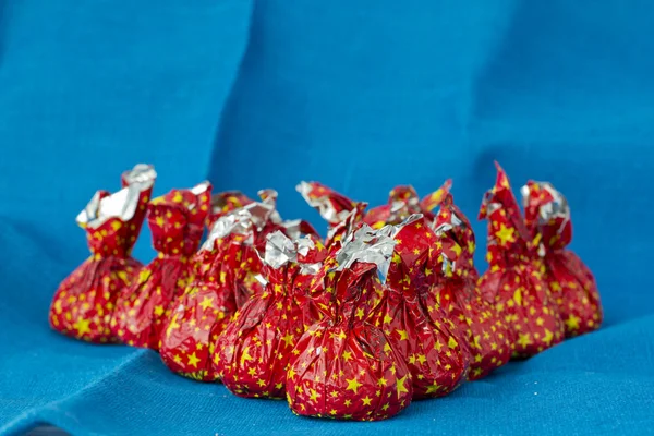 Choklad i röd pärm — Stockfoto