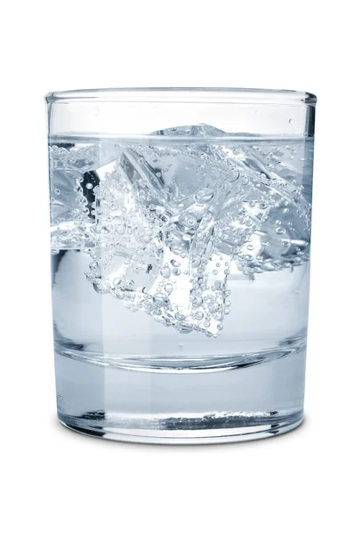 Eau avec glace dans le verre — Photo