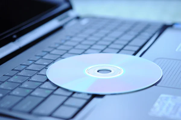 Disco DVD e laptop — Fotografia de Stock