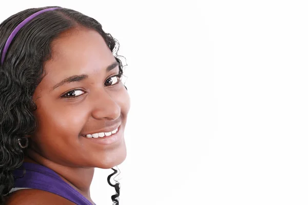 Schönes lächelndes Gesicht eines glücklichen afrikanischen Teenagermädchens, isoliert — Stockfoto