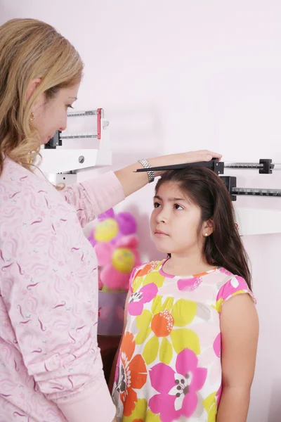 Lékař měří malé dítě dívka výšky růstu — Stock fotografie