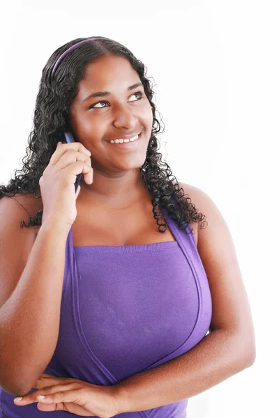 Glückliche Afrikanerin am Telefon (isoliert auf weiß) — Stockfoto