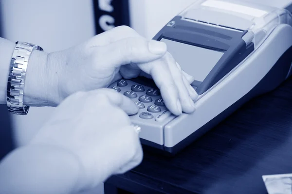 Insan eli atm bankacılık bankamatik PIN kodunu girin — Stok fotoğraf