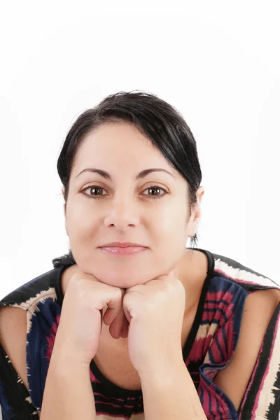 Vrouw kijken naar camera op witte achtergrond — Stockfoto