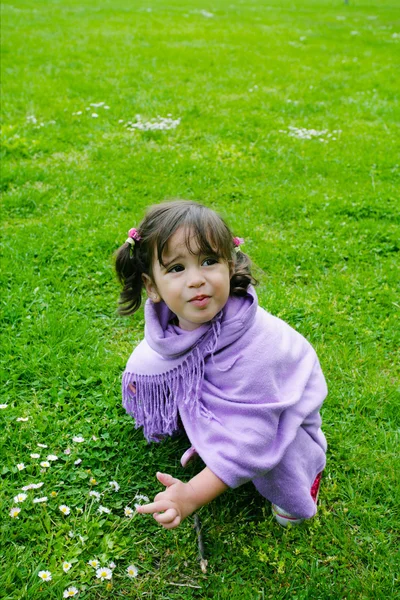 Девочка играет на зеленой траве, лето — стоковое фото