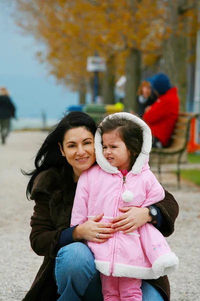 Porträt einer jungen Frau mit einem kleinen Mädchen — Stockfoto