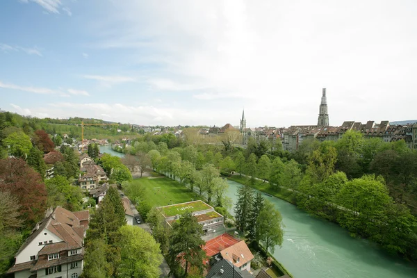 在瑞士伯尔尼古代城市附近的河上查看 — 图库照片