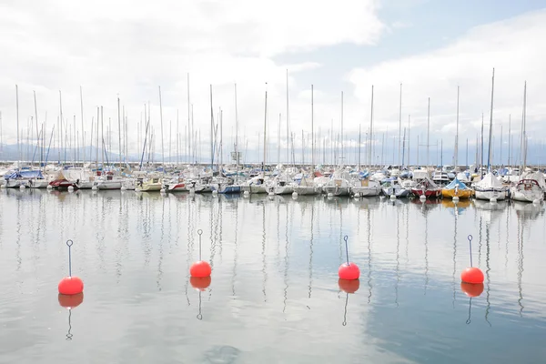 Yachten und Boote im Yachthafen von ouchi, Schweiz — Stockfoto