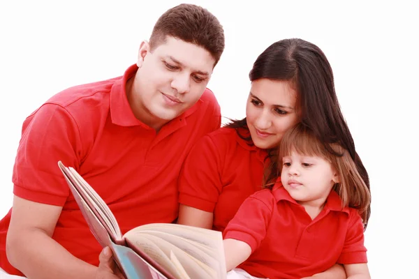 Семья, сидящая дома с книгой для чтения на полу — стоковое фото