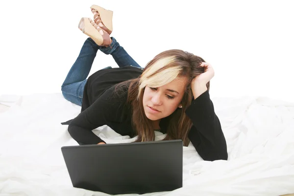 Linda isolado adolescente laptop menina na cama — Fotografia de Stock