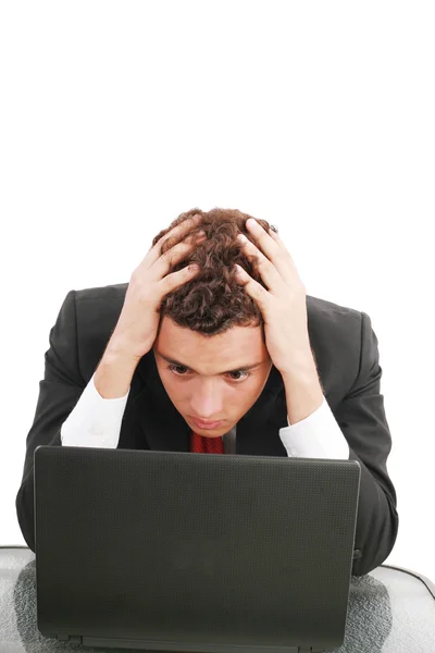 Jovem caucasiano preocupado empresário com um laptop — Fotografia de Stock