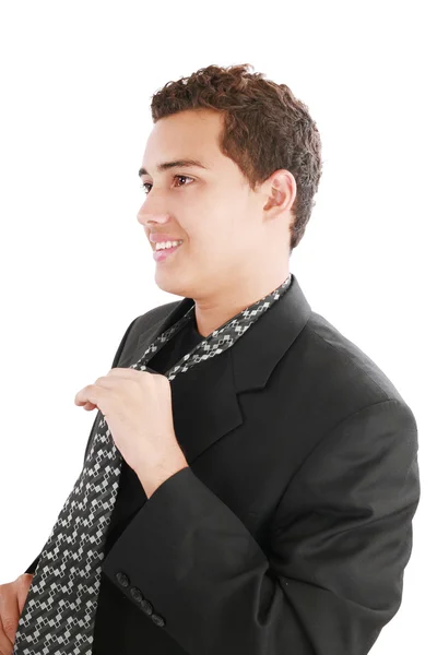 Молодий чоловік закріплює краватку — стокове фото