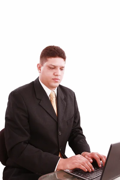 Ο άνθρωπος των επιχειρήσεων σε ένα φορητό υπολογιστή σε ένα γραφείο — Φωτογραφία Αρχείου