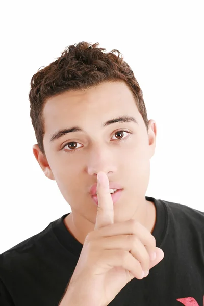 Jongeman met vinger op zijn mond geïsoleerd over witte pagina — Stockfoto