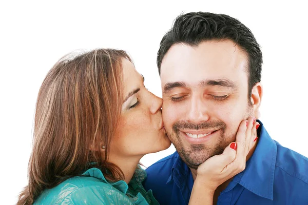 Härlig kvinna kysser sin pojkvän, isolerad på vit — Stockfoto