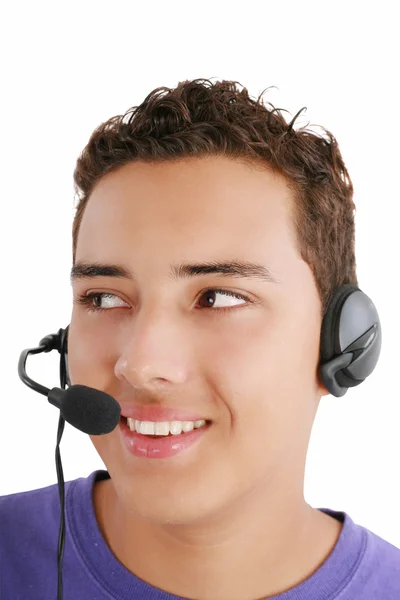Χαμογελαστή επιχειρηματίας που μιλάει σε ακουστικά ενάντια σε ένα λευκό backgroun — Φωτογραφία Αρχείου