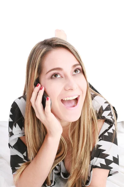 Mooie gelukkig blonde vrouw praten op mobiele telefoon liggen op — Stockfoto