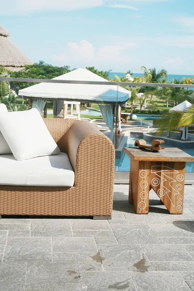 Cortile con divano moderno e tavolino di una bella villa — Foto Stock