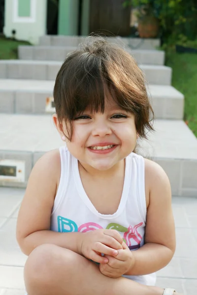 Menina bonita sentado ao ar livre smilling — Fotografia de Stock