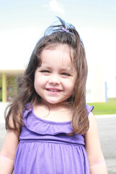 Aranyos kislány mosolyog egy parkban közelkép — Stock Fotó