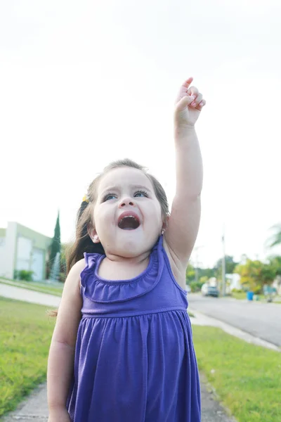 Ευτυχισμένη κοριτσάκι τριών ετών υπογραφή τον ουρανό — Φωτογραφία Αρχείου