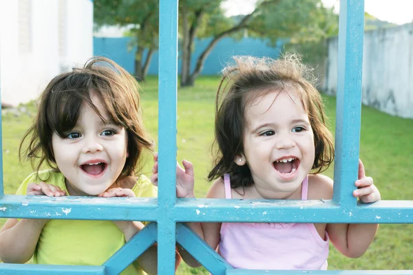 Portret szczęśliwy dwie siostry, zabawy na świeżym powietrzu — Zdjęcie stockowe