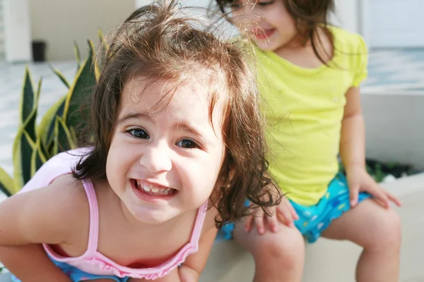 Γλυκό μικρά κορίτσια, μπροστά από το μικρό σπίτι για παιχνιδιού (fo — Φωτογραφία Αρχείου