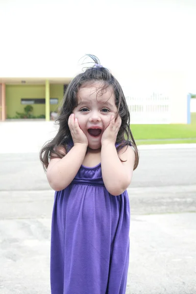 Dois anos de idade menina expressando surpresa ao ar livre — Fotografia de Stock