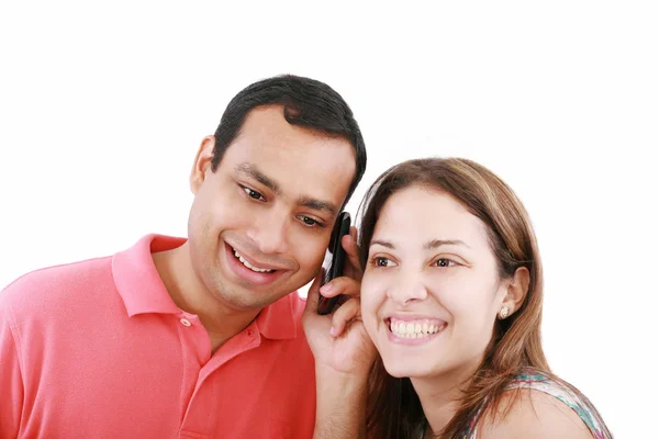 年轻夫妇共享移动电话、 纵向、 密切起来 — 图库照片