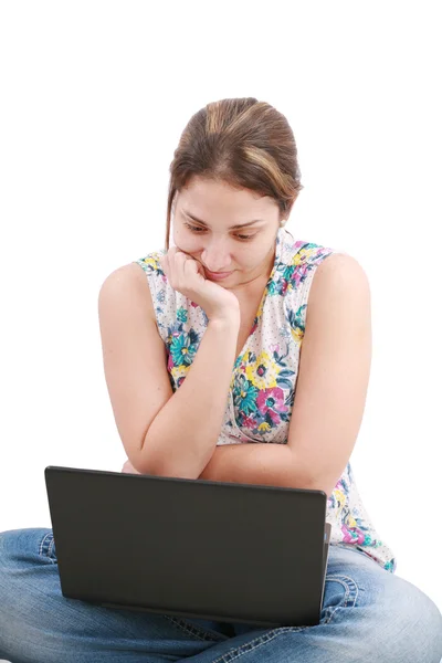 Mulher bonita sentada no chão com um laptop, isolado o — Fotografia de Stock
