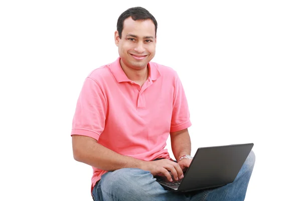 Homem sentado no chão com um laptop - isolado sobre um b branco — Fotografia de Stock