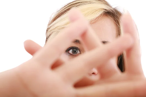 Femme blonde cacher son visage derrière sa main, garder loin geste , — Photo