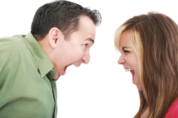Porträt eines Mannes und einer Frau, die einander gegen Weiß anschreien — Stockfoto