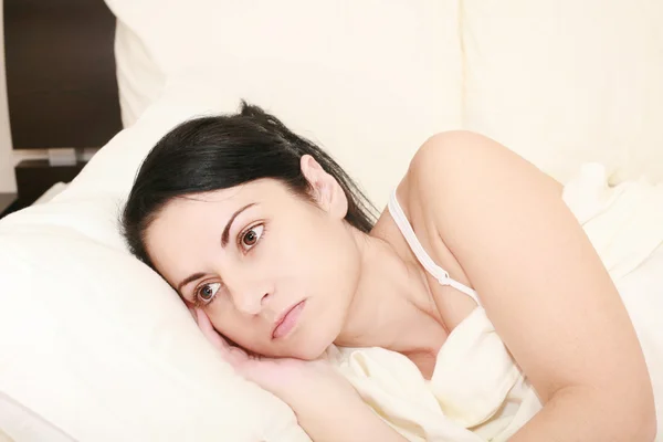Mujer preocupada en la cama — Foto de Stock