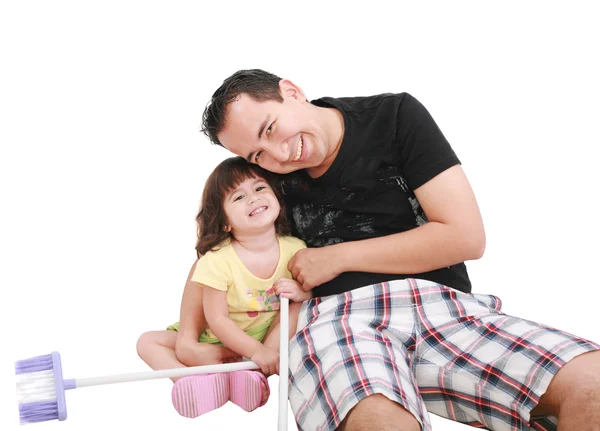 Vater und Tochter spielen zusammen und schauen in die Kamera — Stockfoto