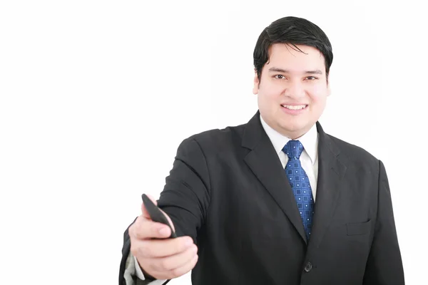 Schöner junger Mann in einem Anzug, der dir ein Handy gibt — Stockfoto
