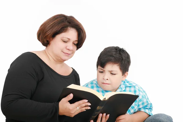 Moeder en zoon lezen van de Bijbel. — Stockfoto