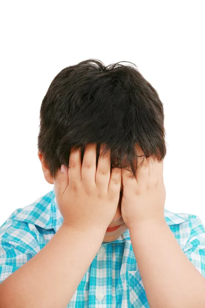 Zeer schattige kleine jongen met triest expressie en handen op gezicht — Stockfoto