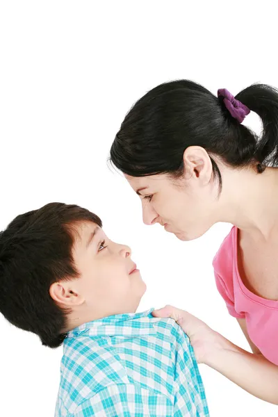Мальчик сталкивается со своей матерью на белом фоне — стоковое фото