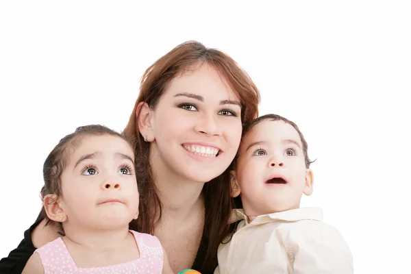 Kinder mit Mutter auf weißem Hintergrund — Stockfoto