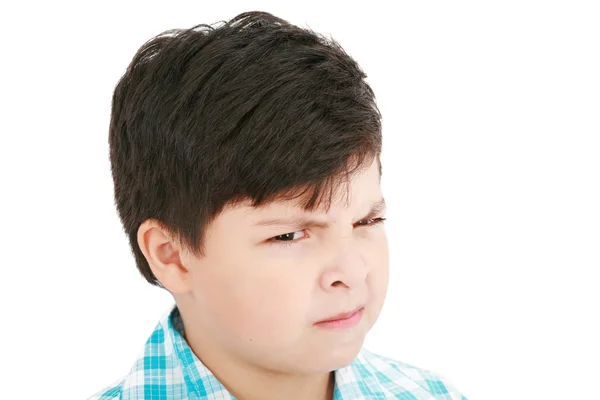Retrato de cerca de niño enojado aislado en el fondo blanco — Foto de Stock