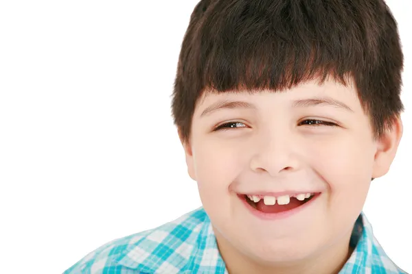 Портрет милого мальчика, смеющегося крупным планом — стоковое фото