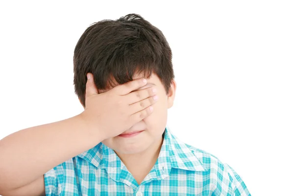 Portret van triest huilende kleine jongen heeft betrekking op zijn gezicht met haar hand — Stockfoto